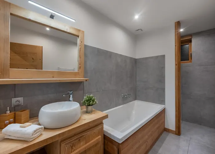 Chalet 1100 - Bo Immobilier - à Mi-chemin Du Centre Et Du Linga -reduced Prices On Passes Châtel&portes Du Soleil *